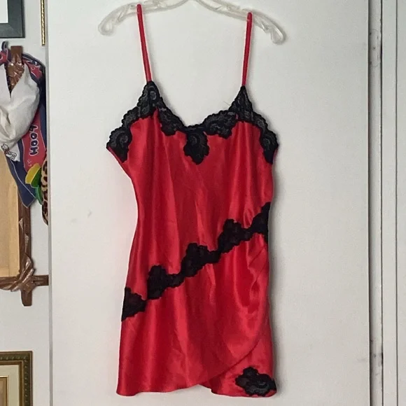 Vintage Victoria’s Secret gold label lace slip - Picture 2 of 14